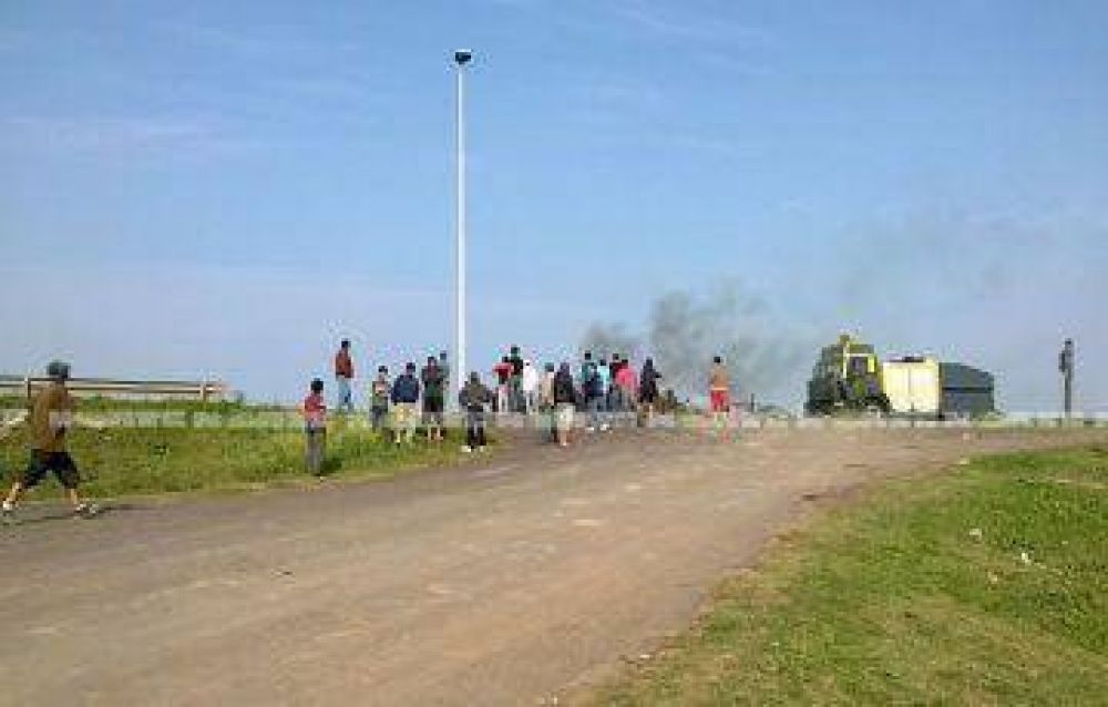 Vecinos del barrio Pescador seguir�an hoy la protesta en reclamo de obras de defensa