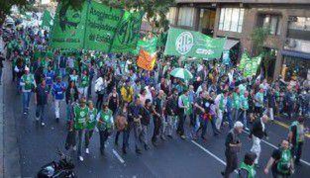 Mientras presentan el Presupuesto 2015, estatales ir�n al Congreso