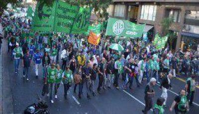 Mientras presentan el Presupuesto 2015, estatales ir�n al Congreso