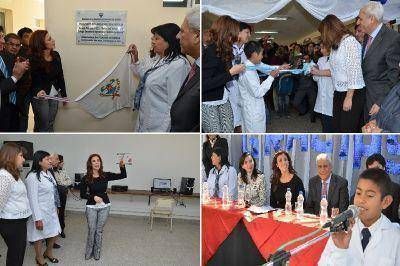 La Gobernadora inaugur� el nuevo edificio de una Escuela Primaria, un Colegio Agrot�cnico y un Jard�n de Infantes en el departamento Banda