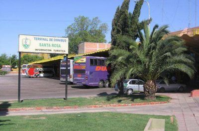 Da�aron taxis en la terminal de Santa Rosa