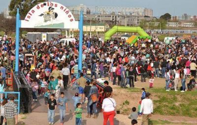 Cientos de chicos en el parque Don Tom�s