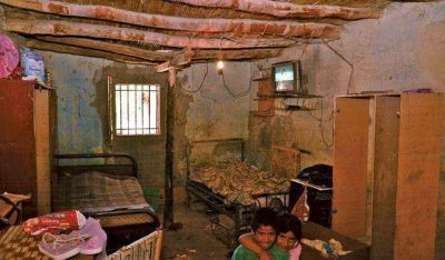 Por las lluvias, el techo cedi� y espera la ayuda que le prometieron