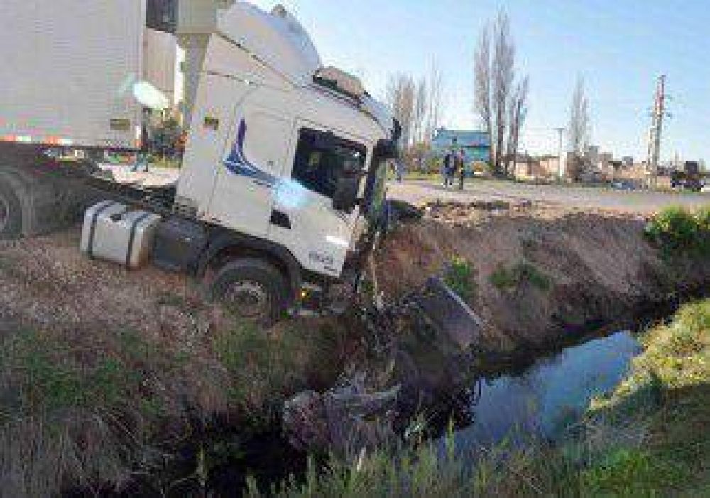 Cuatro j�venes murieron al chocar contra un cami�n 
