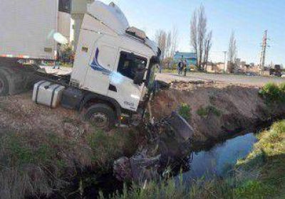 Cuatro j�venes murieron al chocar contra un cami�n 
