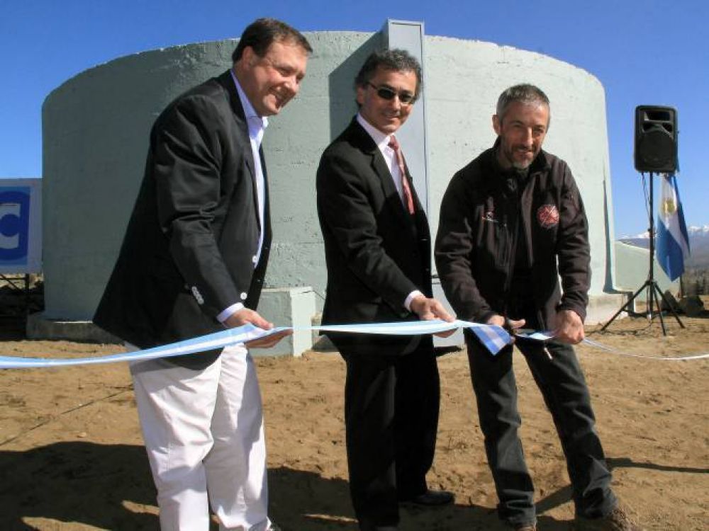 Weretilneck inaugur� obra de agua para Dina Huapi y realiz� aportes a organizaciones civiles