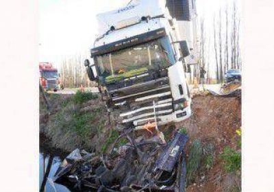 Tragedia: murieron cuatro j�venes en colisi�n frontal 