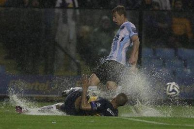Se suspendi� Boca-Racing por la lluvia y los charcos en el campo de juego