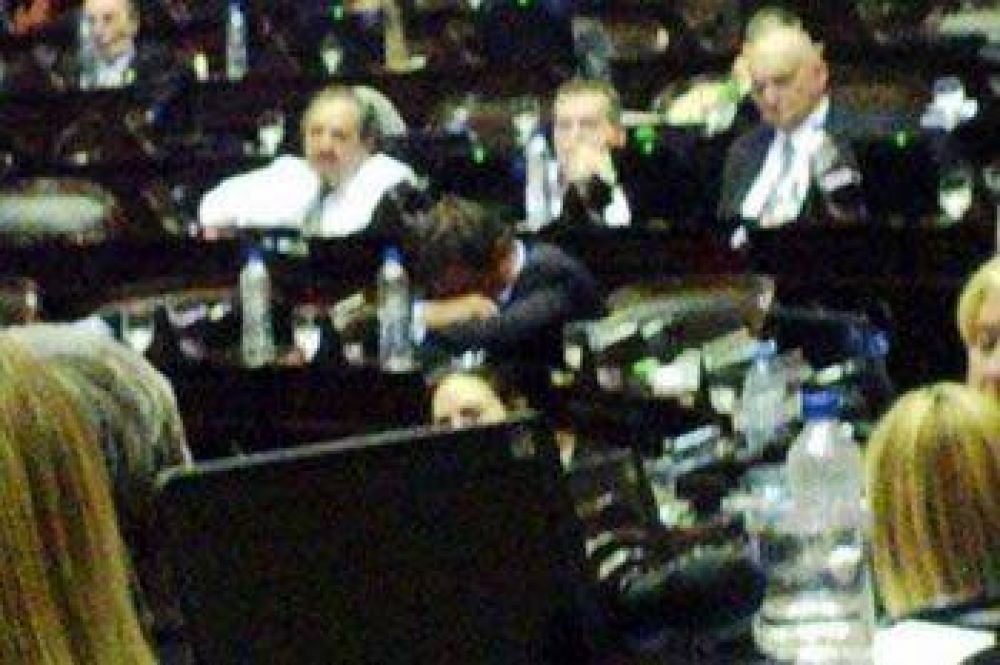 COSTA DORM�A EN EL CONGRESO MIENTRAS SE DEBAT�A LA LEY DE PAGO SOBERANO