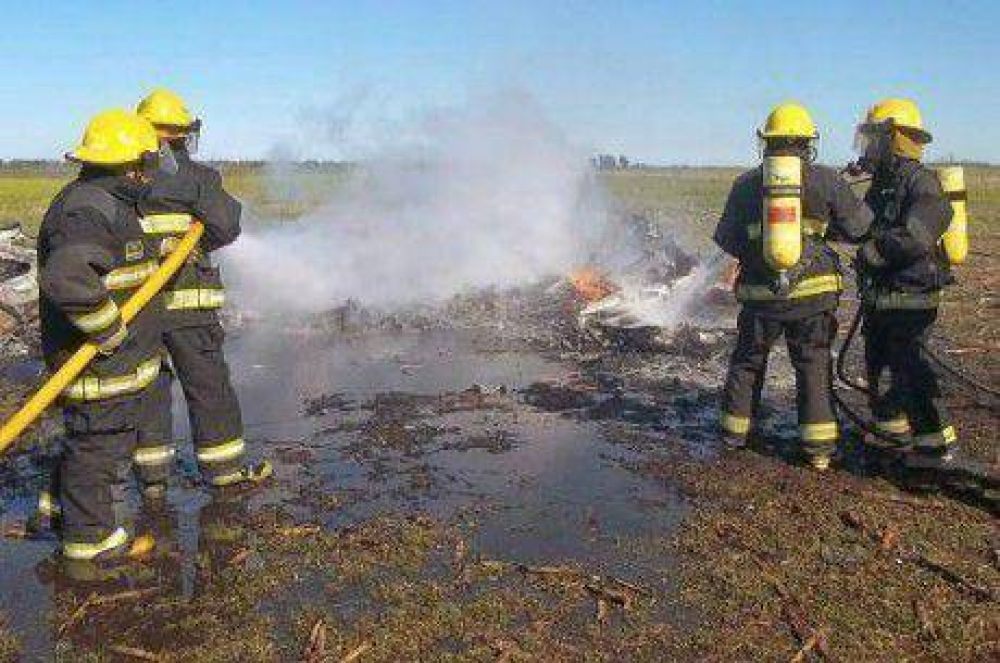 Dos personas graves por la ca�da de un avi�n en General Villegas