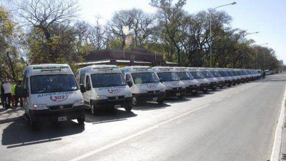 Alperovich entreg� 20 ambulancias a Emergentolog�a