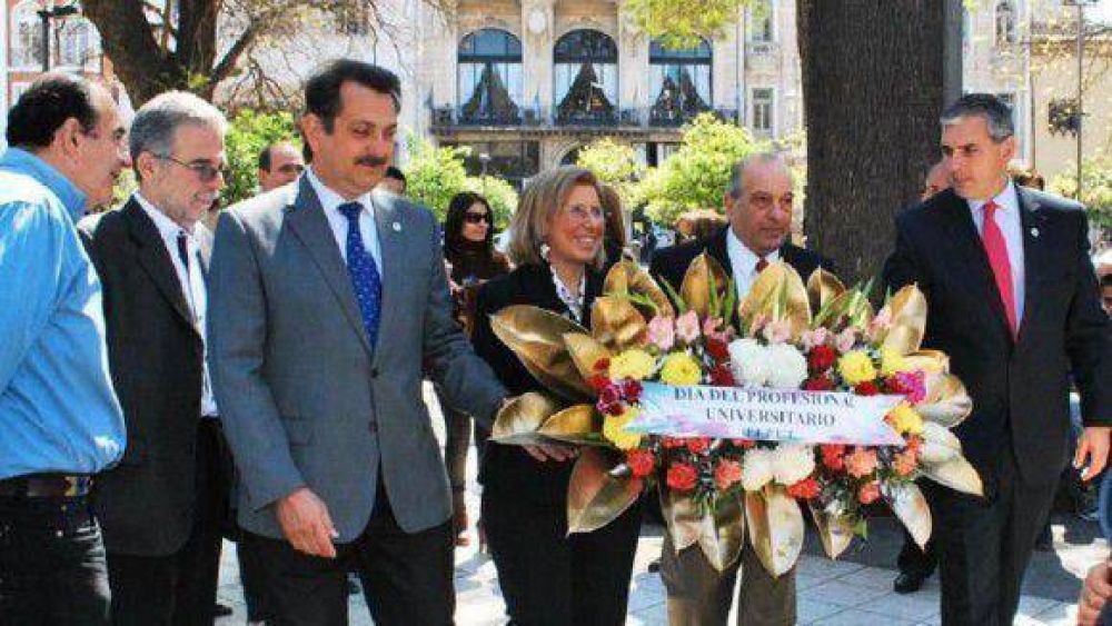 Profesionales universitarios celebraron su d�a en Plaza Independencia