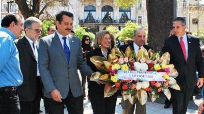 Profesionales universitarios celebraron su d�a en Plaza Independencia