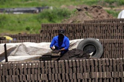 Baja el empleo en negro, pero a�n afecta a unos 110.600 tucumanos