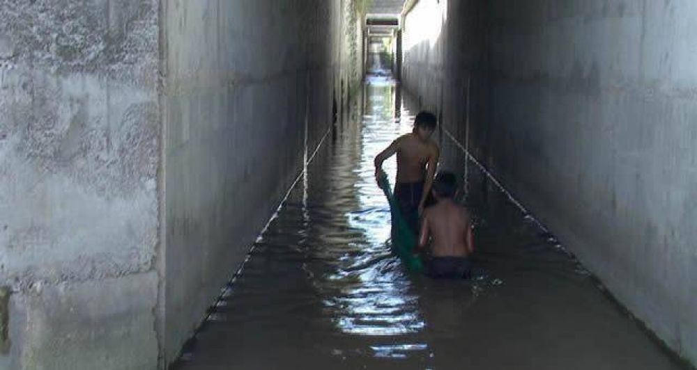 Prueban que personas consumen agua y peces del canal donde Minera Alumbrera arroja sus efluentes