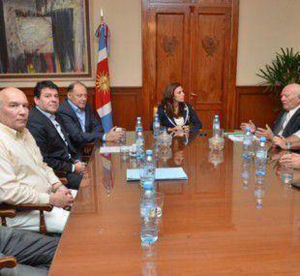 Importante reuni�n de la gobernadora con el Consorcio H�drico A�atuya