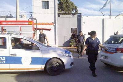 Queman colchones e inician incendio en rebeli�n de presos en la Alcaid�a de Trelew