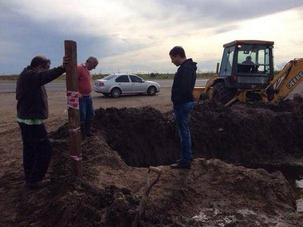 La Costa: El intendente supervis� trabajos de canalizaci�n y desag�e que realiza el municipio