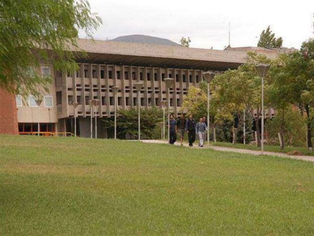 Una alumna de 19 a�os de la UNCuyo fue golpeada por denunciar la supuesta venta de materias