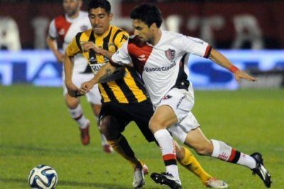 Newell�s le gan� a Olimpo sobre la hora con gol de Scocco y se acerc� a la cima