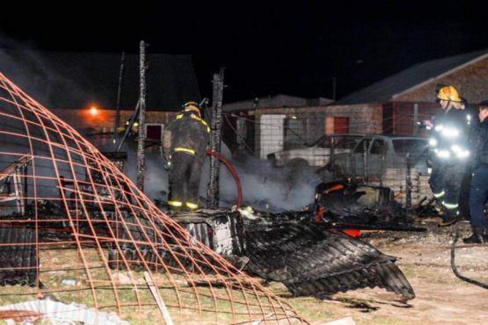 El fuego consumi� una vivienda