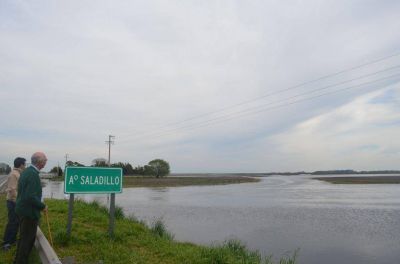Gorosito observo el nivel de las aguas del rio salado y el arroyo saladillo.