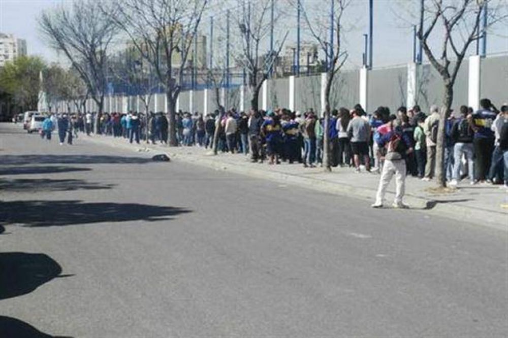 Todo por ver a Boca: m�s de 300 metros de cola para sacar una entrada