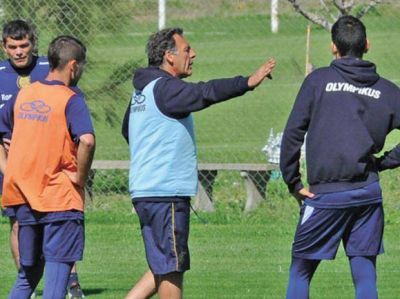 Miguel Angel Russo todav�a lo piensa tiene dudas en el mediocampo de Central