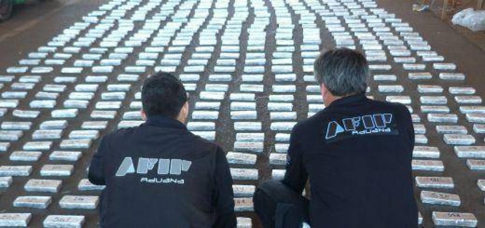 Detuvieron a un camionero paraguayo con 300 kilos de marihuana en el puente