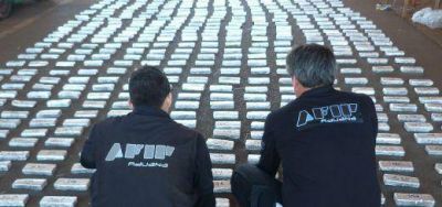 Detuvieron a un camionero paraguayo con 300 kilos de marihuana en el puente