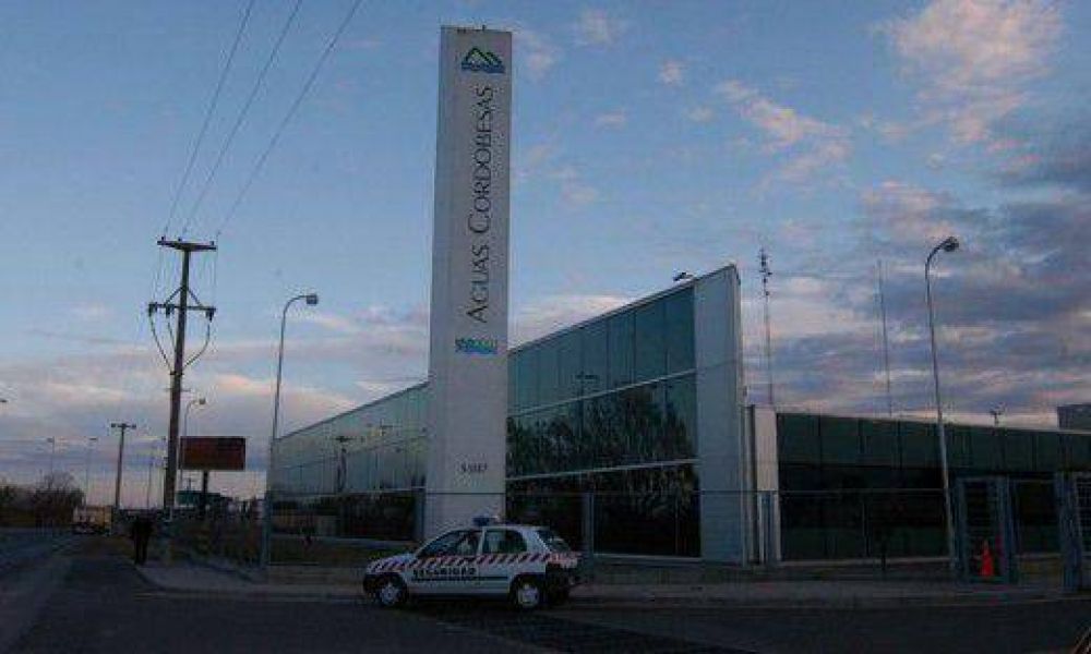 Trabajadores de Aguas Cordobesas protestan frente a la firma contra �aprietes y despidos�