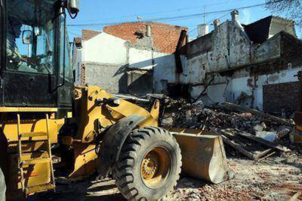El municipio demoli� una casa abandonada
