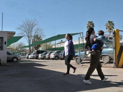 Los padres que encerraron a un beb� en un auto para ir al casino fueron acusados de abandono de persona