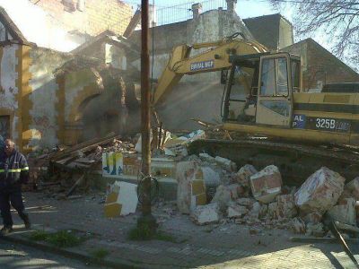 La Municipalidad demoli� una casa abandonada en La Perla