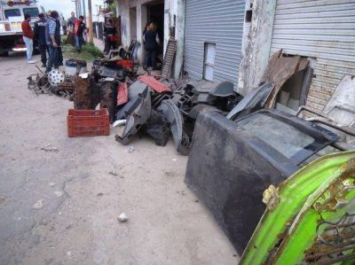 Desbaratan taller clandestino en Quilmes: Secuestraron m�s de 400 autopartes