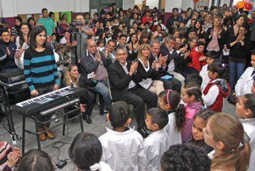 La Escuela N�27 de Villa Dom�nico se sum� a la jornada extendida
