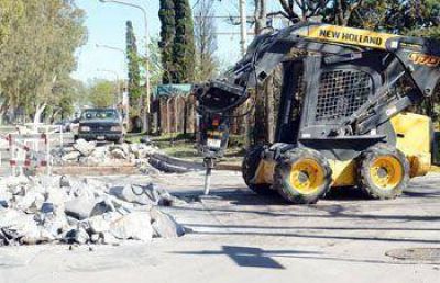 Ante la continuidad de los reclamos, avanza la reparaci�n de calles
