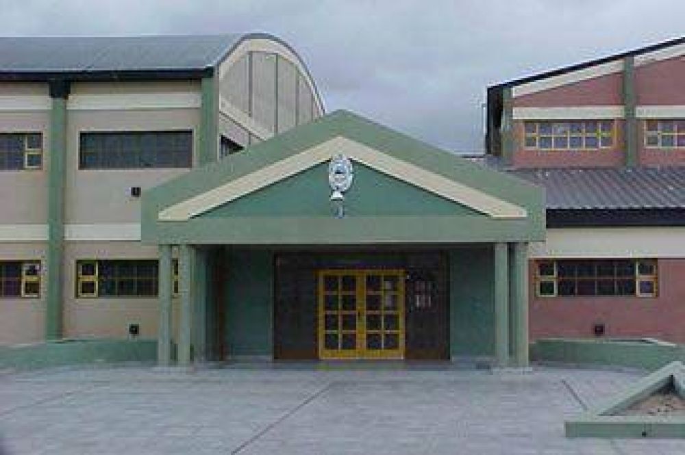 ARQUITECTURA ESCOLAR DE SANTA CRUZ, LA PATA DE LA MESA QUE NO EST�