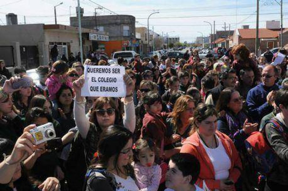 F�tima: docentes y padres manifestaron por remoci�n de autoridades