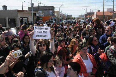 F�tima: docentes y padres manifestaron por remoci�n de autoridades