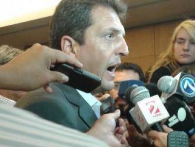 Desorganizaci�n en la conferencia de Sergio Massa en Salta