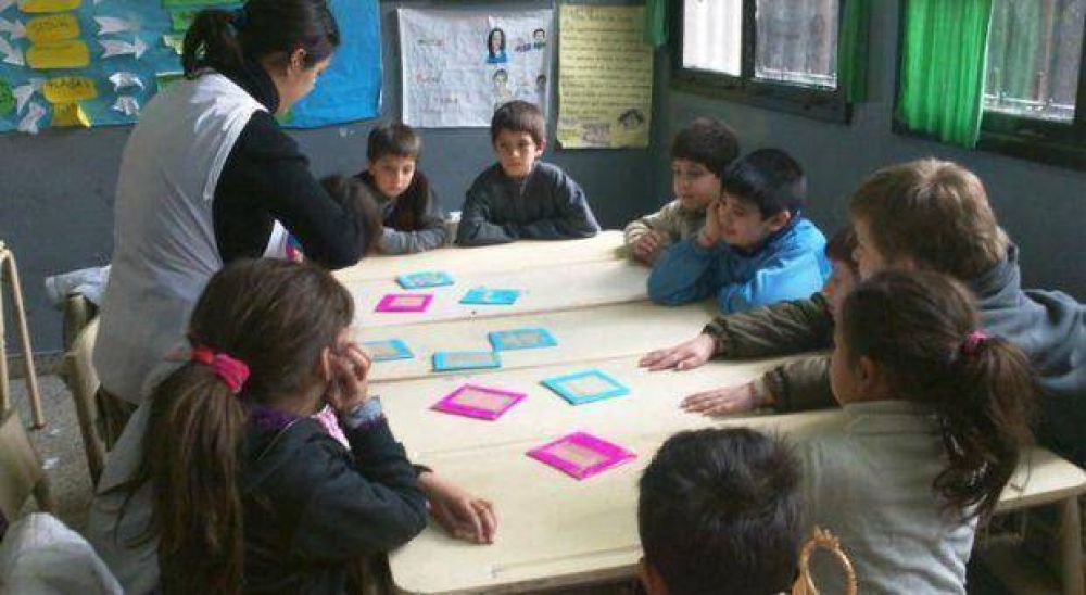 Polmica ley incorpora a referentes sociales de Escuelas Comunitarias al Sistema Educativo
