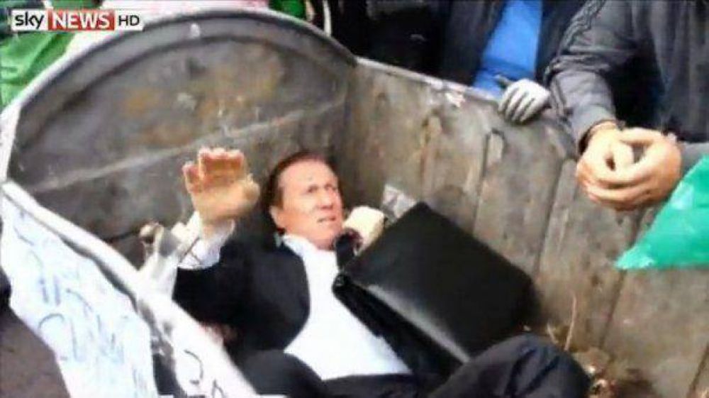 Literal: tiran a un diputado a la basura durante una manifestaci�n en Ucrania