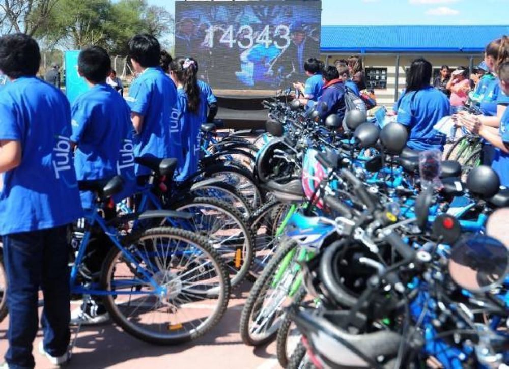 Alumnos de Juana Koslay recibieron sus bicis y lo celebraron con una bicicleteada