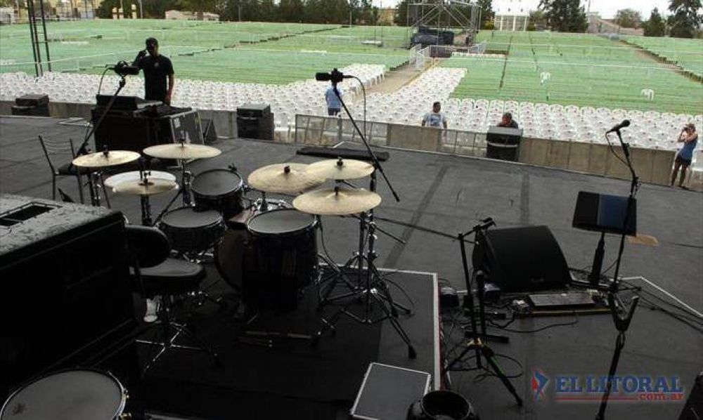 Joaqu�n Sabina actu� anoche por primera vez en un escenario correntino