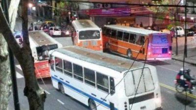 Violento enfrentamiento entre hinchas de San Lorenzo y Hurac�n en Parque Patricios