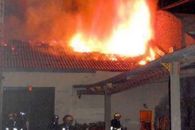 TRELEW: UN VORAZ INCENDIO QUEM� EL DEP�SITO DE CAMUZZI, VEH�CULOS Y DOCUMENTACI�N