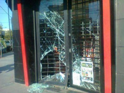 Delincuentes estrellaron puerta de local de Rossi Rossi y se llevaron todo lo que pudieron
