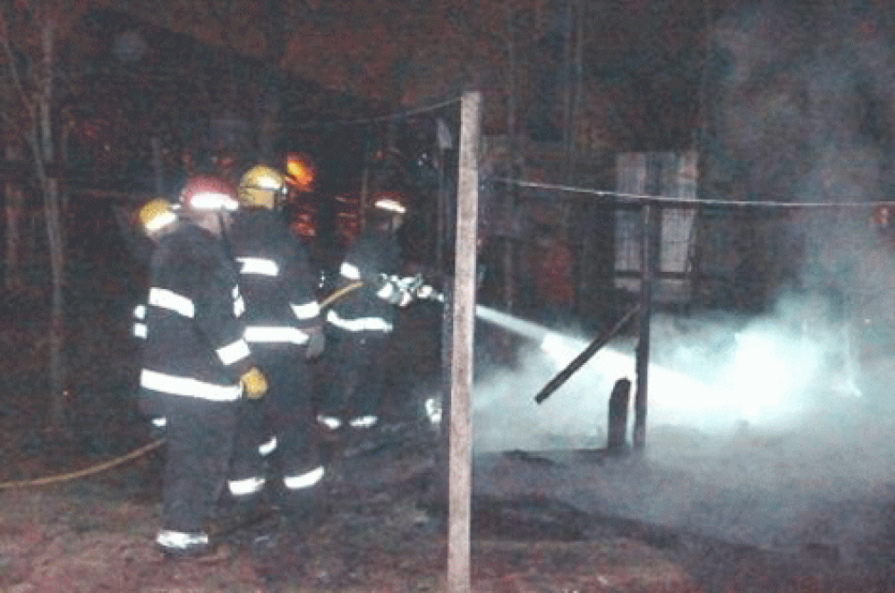 Un incendio destruy� totalmente una vivienda precaria Las p�rdidas fueron totales. 