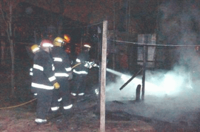 Un incendio destruy� totalmente una vivienda precaria Las p�rdidas fueron totales. 